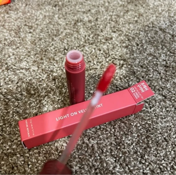 Clinique Colorful Floral Bag with Red Velvet Tint - Picture 2 of 2